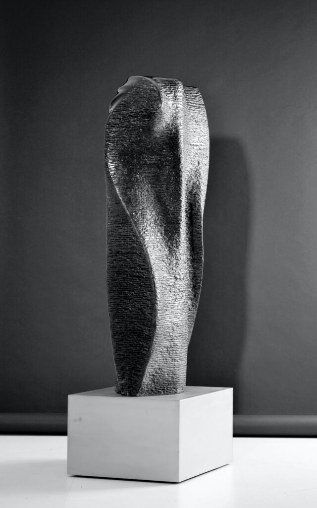 La Donna della Notte, marmo Nero Belgio, anno 2009, 50x25x140