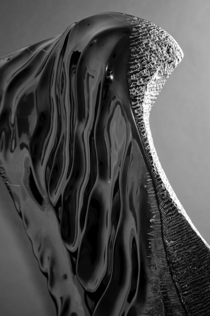 La Donna della Notte, marmo Nero Belgio, anno 2009, 50x25x140
